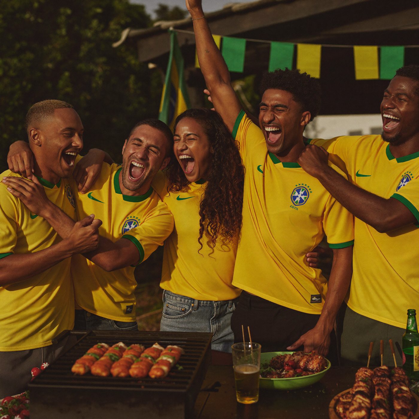 Torcida brasileira de verde e amarelo comemorando